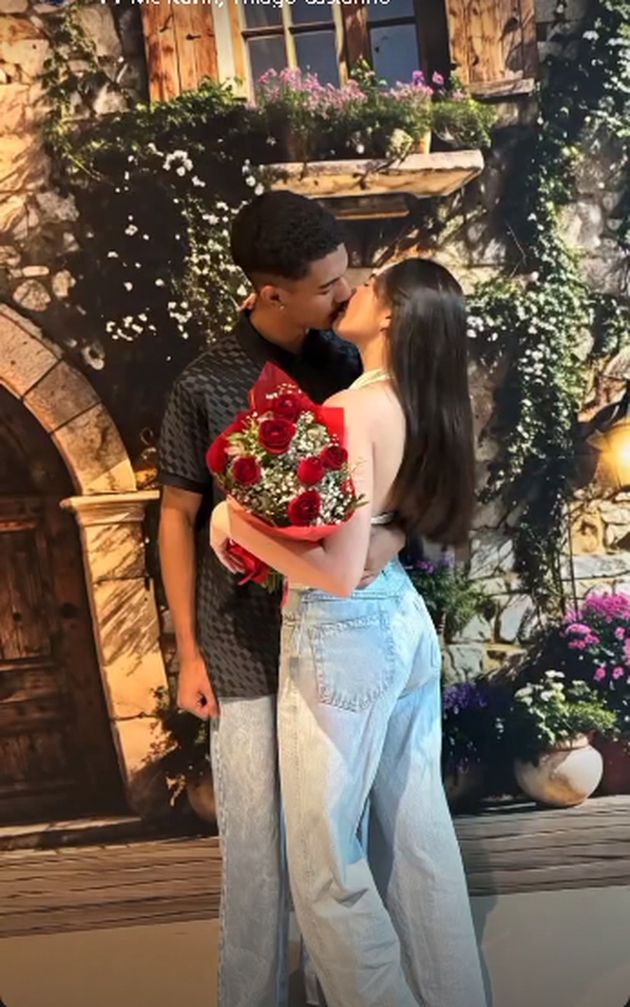 Gabriel e Ana Juliia com flores