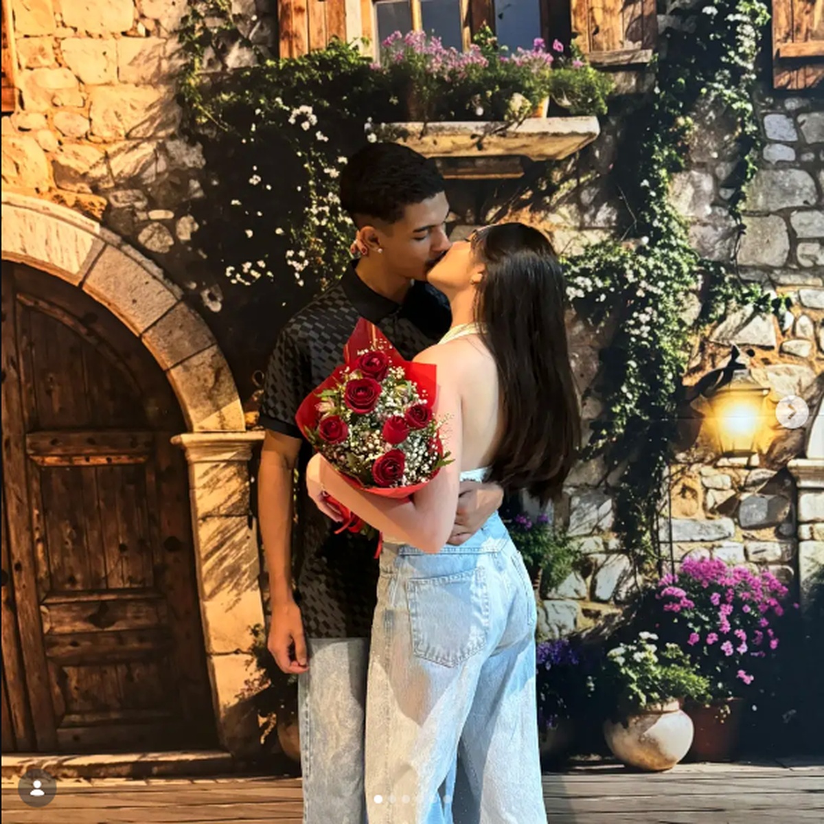 Gabriel e Ana Juliia se beijando